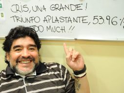 Fotografía cedida hoy, miércoles 26 de octubre de 2011, de Diego Armando Maradona celebrando desde los Emiratos Árabes. EFE  /