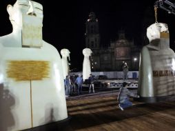 Los enormes guardianes de Rivelino fueron montados la noche del martes en el Zócalo capitalino. EL UNIVERSAL  /