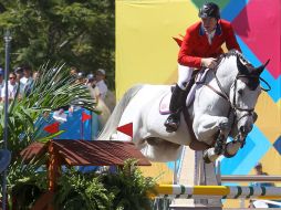 McLain y su caballo, Antares F, lideran la competencia ecuestre en el Country Club.  /