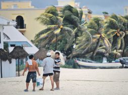 Pescadores abandonan la Costa en Playa del Carmen, ante la inminente llegada de la tormenta tropical. EL UNIVERSAL  /