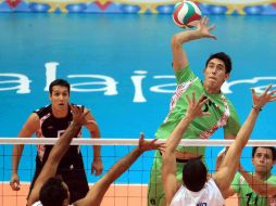 Samuel Córdova y el equipo mexicano durante el partido contra Puerto Rico. MEXSPORT  /