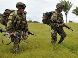 Elementos del ejército detectaron que entre la maleza había residuos de cinta adhesiva color café. ARCHIVO  /