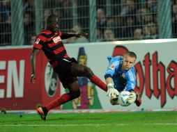 El jugador del Leverkusen Michael Ballack (D) celebra con su compañero Sidney Sam. EFE  /