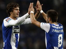 El jugador del FC Porto Kleber (I) celebra con Joao Moutinho (D). EFE  /