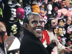 Un hombre se prueba la máscara del mandatario Barack Obama en Chicago. REUTERS  /