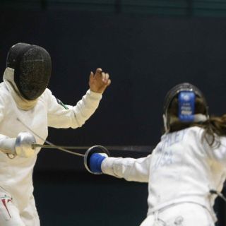 Mexicanas se broncean con esgrima