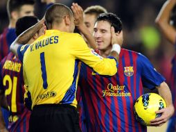 Victor Valdés (I) felicita a Messi por los golazos que anotó durante el partido. AP  /
