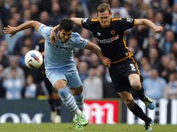 Sergio Aguero (I) lucha por salir del área del jugador del Wolverhampton Richard Stearman. REUTERS  /