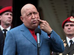 Hugo Chávez con la prensa después de reunirse con la Secretaria General de las Naciones Suramericanas, María Mejía de Colombia. AP  /