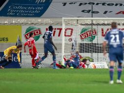 Guillermo Ochoa (I) mira como dominan jugadores del Burdeos el balón para concretar el segundo tanto durante el encuentro. AFP  /