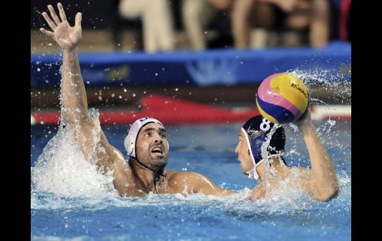 El estadounidense Ryan Bailey (i) disputa el balón con el canadiense Kevin Graham. EFE  /