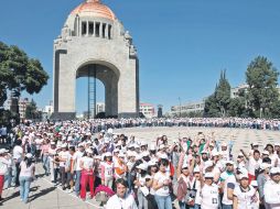 Rompen el récord Guinness del listón humano rosa más grande del mundo. EL UNIVERSAL  /