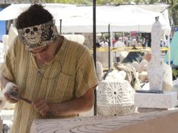 Artesanos de todas las edades labran minuciosamente sus piezas en jornadas de 14 horas.  /