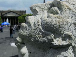 Cabeza humana labrada en cantera en la Plaza de la Liberación. Al fondo, el Teatro Degollado.  /
