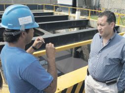 Rodolfo Ocampo (derecha), en una imagen de julio de 2007, cuando revisaba instalaciones en la Cuenca del Ahogado.  /