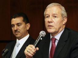 El secretario de Finanzas, Martín Mendoza (izq), dijo que el actual presupuesto es razonable, en la foto con Fernando Guzmán. ARCHIVO  /