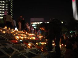El Movimiento por la Paz Justicia y Dignidad colocó cruces y velas en el Ángel de la Independencia. AP  /