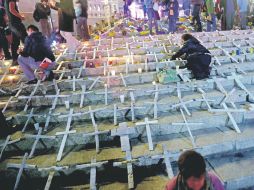 Familiares de las víctimas de la violencia homenajearon a éstas en el Ángel de la Independencia. AFP  /