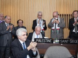 Imagen cedida por la Unesco de la delegación Palestina tras su aceptación como miembro de pleno derecho. EFE  /
