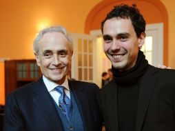 El tenor José Carreras (i) saluda a Harold Stanese, pianista (d) durante ceremonia de inauguración de la clínica. EFE  /