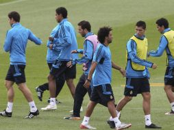 Los jugadores del Real Madrid durante el entrenamiento de hoy en la ciudad deportiva de Valdebebas. EFE  /