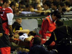 Sale encamillado el jugador argentino a causa de una lesión en la rodilla. AFP  /