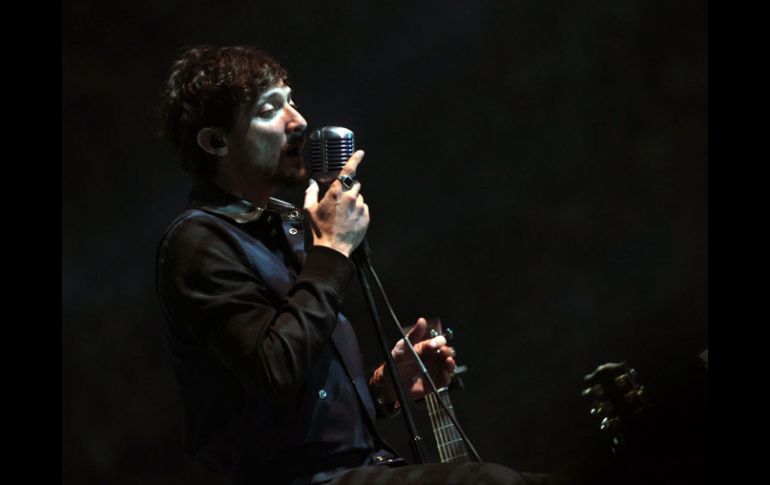 León Larregui, vocalista de la banda, se disculpó ante el público por el retraso.  /