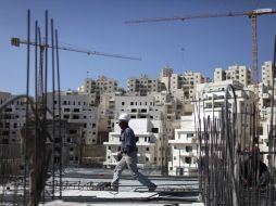 Un hombre trabaja en la construcción del nuevo edificio de viviendas en el barrio de Jerusalén Este. EFE  /