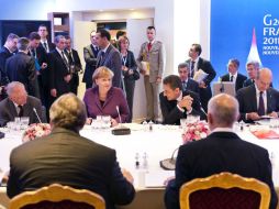 Las fuentes recalcaron que Papandréu está recibiendo la noticia, durante una cena con el grupo de Fráncfort, en la cumbre del G20. AFP  /