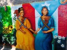 En su mural ambas también entrelazan las manos. EFE  /