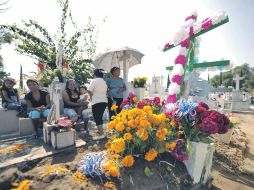 Los días martes y miércoles son los que registraron mayor afluencia de visitantes en los 47 panteones del área metropolitana.  /