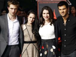 El trío de actores plasmó sus huellas en Hollywood, a la ceremonia los acompañó la escritora Stephenie Meyer. REUTERS  /