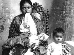 La madre y el hermano mayor con un bebé muerto (1905), de Romualdo García Torres. ESPECIAL  /