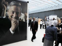 Un grupo de personas asiste a la inauguración de la muestra. EFE  /