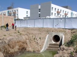 Ducto por el que las aguas contaminadas de la Villa Panamericana llegan a cielo abierto.  /