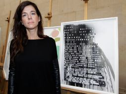 Fiona Banner posa con su creación para los juegos Paralímpicos Londres 2012 titulada Superman desnudo. AP  /