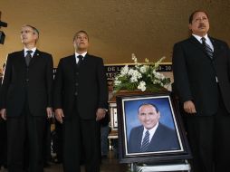 José González Morfín,José Francisco Blake y Leonel Godoy realizaron una guardia de honor ante el féretro de Ricardo Guzmán. NOTIMEX  /