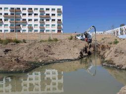 Un camión de la CEA llegó al lugar para drenar los líquidos de la laguna de desechos.  /