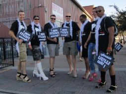 Durante la manifestación llevaban carteles con la frase ''soy lo suficientemente hombre''. EFE  /