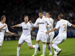 Cristiano celebra con sus compañeros tras anotar ante el Olympique Lyon durante un partido de la Liga de Campeones del Grupo D. EFE  /
