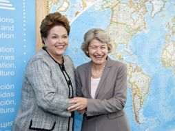 La presidenta de Brasil, Dilma Rousseff (i), acompañada de la directora de la UNESCO, Irina Bokova (d). EFE  /