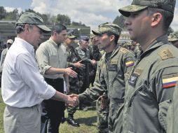 El presidente colombiano, Juan Manuel Santos, convive con los militares que participaron en la ''Operación Odiseo''. EFE  /