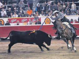 Diego Ventura llega a Guadalajara tras salir por la Puerta Grande en la Plaza Santa María, de Querétaro. ESPECIAL  /