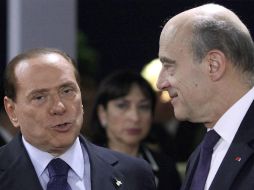 El primer ministro italiano, Silvio Berlusconi (i), conversa con Alain Juppe (d), durante la cumbre del G20 en Cannes. EFE  /