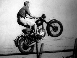 Aunque el ejército alemán usaba Zündapp, McQueen empleó una Triumph inglesa en la famosa secuencia de El gran escape. ARCHIVO  /
