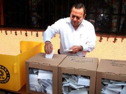 Jesús Zambrano emite su voto en hoy en el DF. El dirigente confirmó la suspensión de elecciones en Oaxaca y Chiapas.  EL UNIVERSAL  /