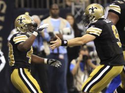 El jugador de Nueva Orleans Darren Sproles (I) celebra con Drew Brees después del triunfo de su equipo ante Bucaneros. REUTERS  /
