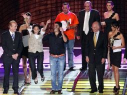 Olivia Gaxiola (2a izq.) celebra su victoria. Su proyecto recibirá 30 millones de pesos. EL UNIVERSAL  /