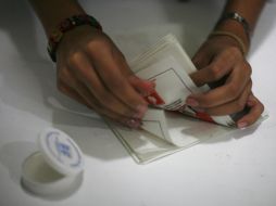 El personal electoral ya escruta los votos de la segunda vuelta presidencial guatemalteca. REUTERS  /