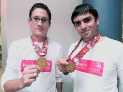 Moisés Becerra Pérez y Hugo Sánchez Naranjo fueron reconocidos como los dos mejores estudiantes de mecatrónica en México.  /